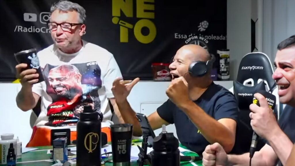 Craque Neto "surta" após Hugo Souza defender pênalti; assista