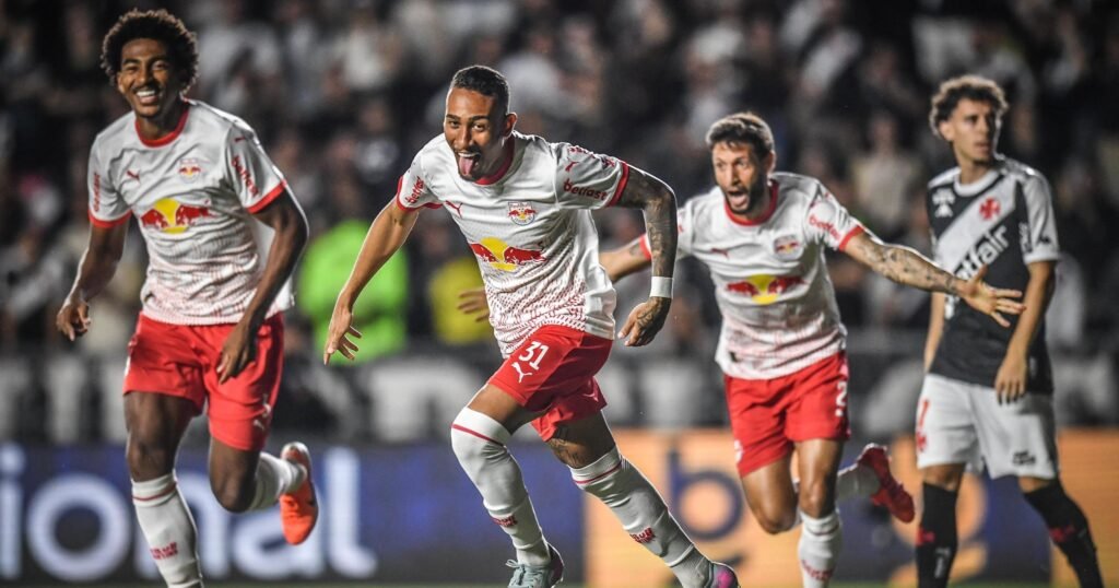 Guilherme Lopes na comemoração do primeiro gol do Bragantino.