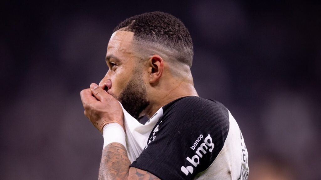 Casagrande coloca Depay abaixo de Yuri Alberto no Corinthians