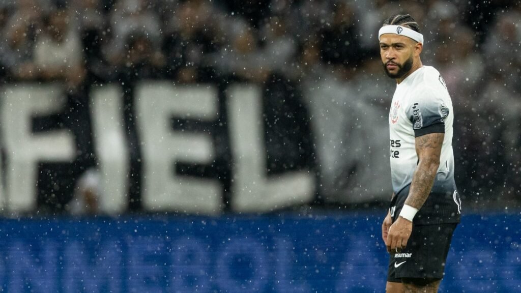 Casagrande critica Memphis Depay e pede vibração