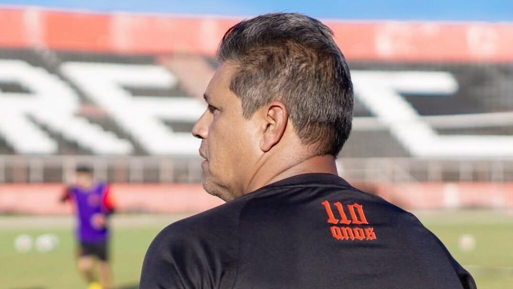 Elio Sizenando fala sobre expectativas no comando do Pouso Alegre e comenta chegada ao clube