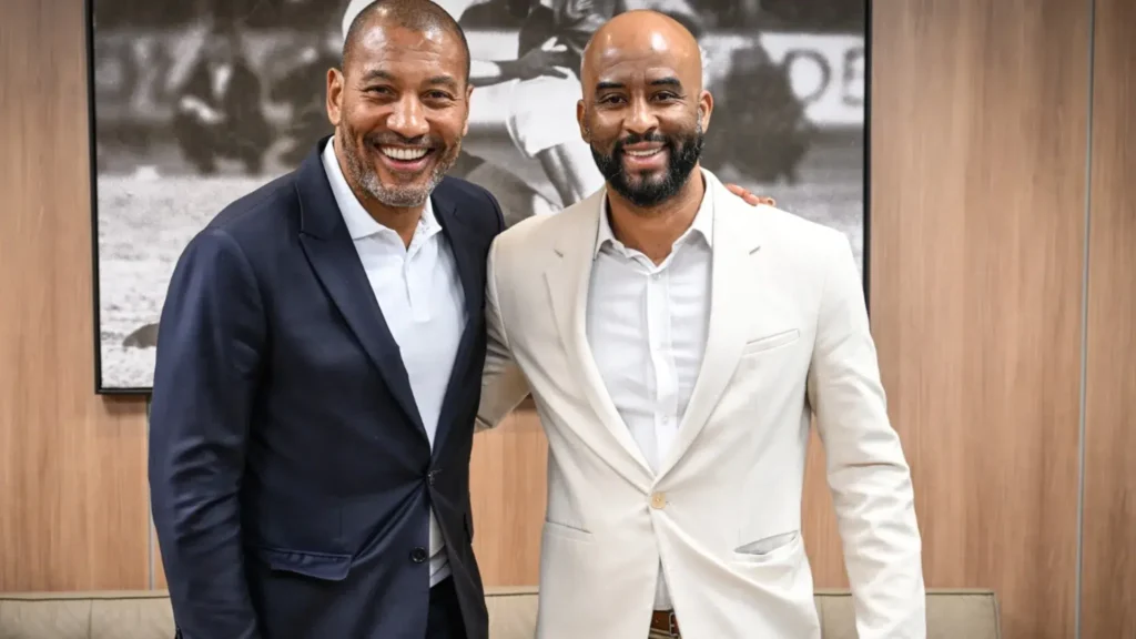 Santos sonda diretor do Corinthians, para substituir CEO