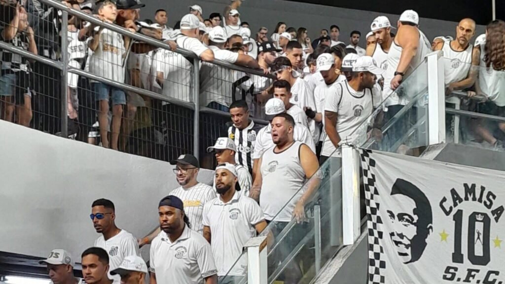 Torcida do Santos protesta, tenta invadir sala de imprensa da Vila Belmiro