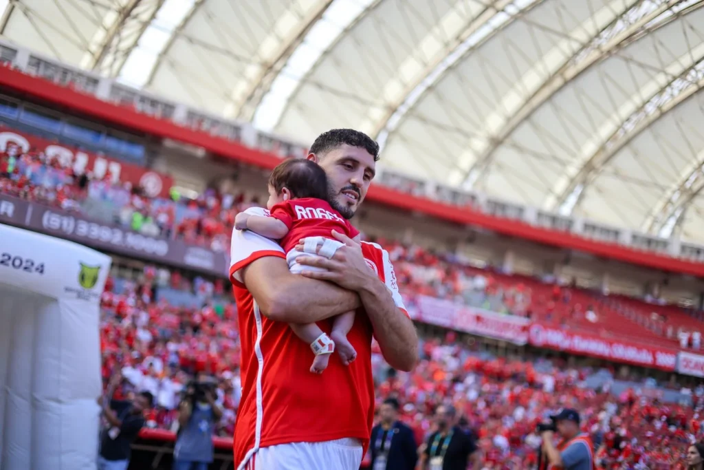 Agustín Rogel tem saída confirmada do Internacional e torcedores comemoram