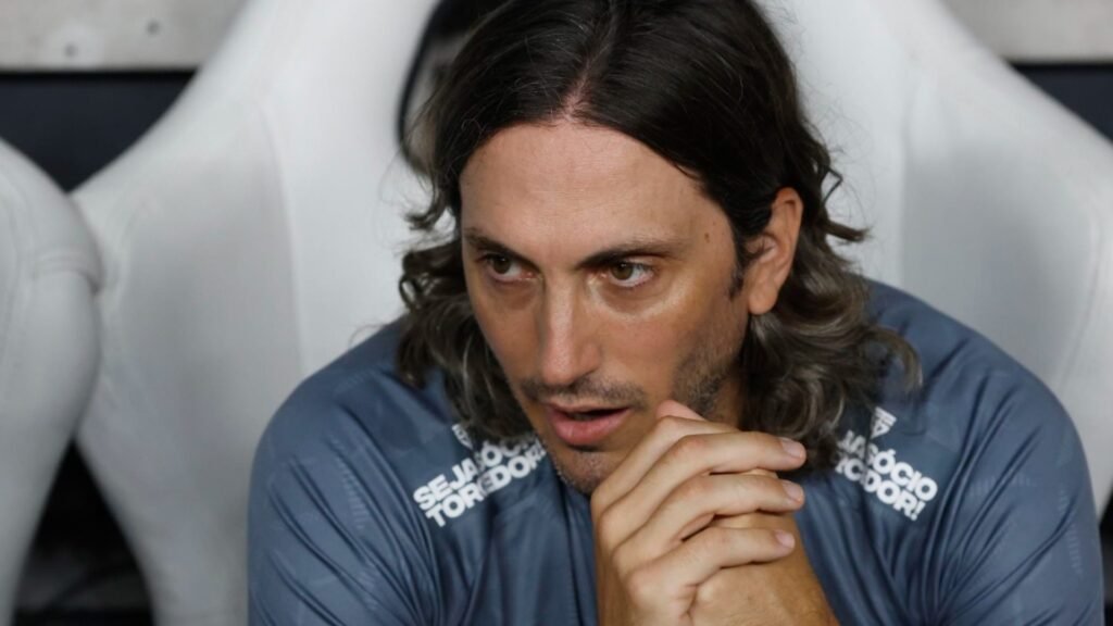 Cicinho critica o São Paulo e chama técnico Zubeldía de pipoqueiro