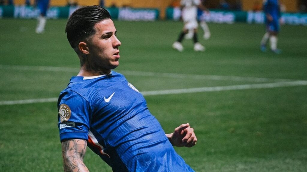 Enzo Fernández no segundo gol do Chelsea contra o LA FC