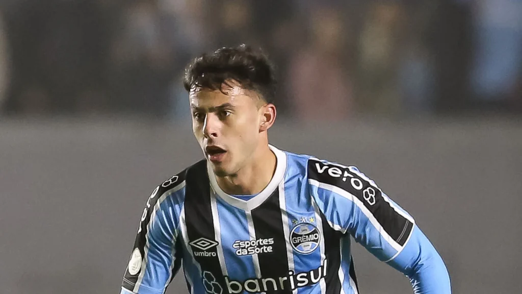 Grêmio pode emprestar Carballo ao Athletico-PR e torcida se revolta
