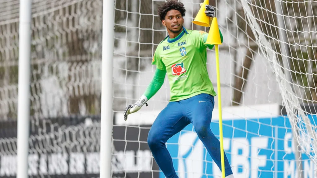 Hugo Souza comenta volta à seleção brasileira e exalta Alisson