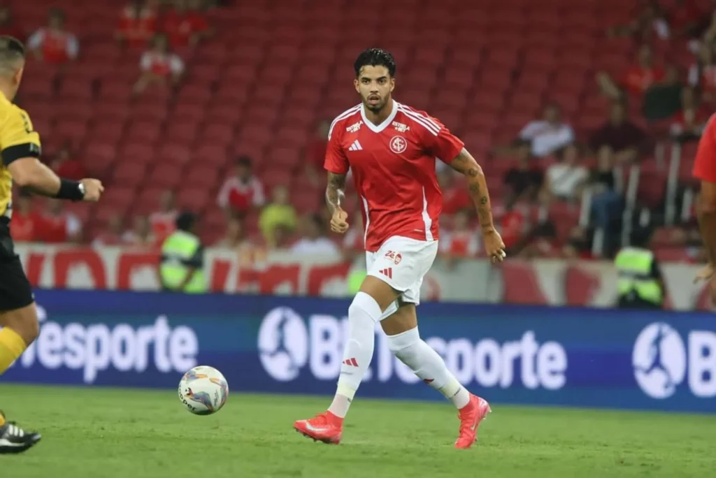 Kaique Rocha permanece no Internacional e torcedores criticam a diretoria