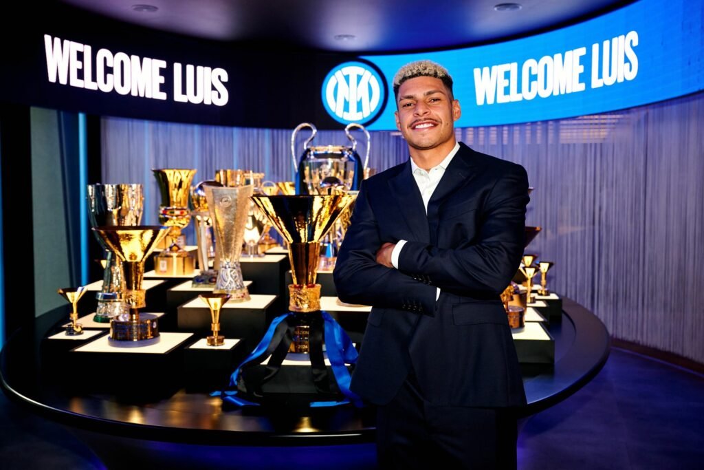 Jogador Luis Henrique de braços cruzados diante de troféus da Inter de Milão