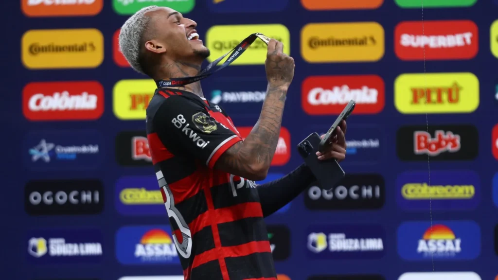 Nicola esclarece interesse do Brighton em Wesley, do Flamengo