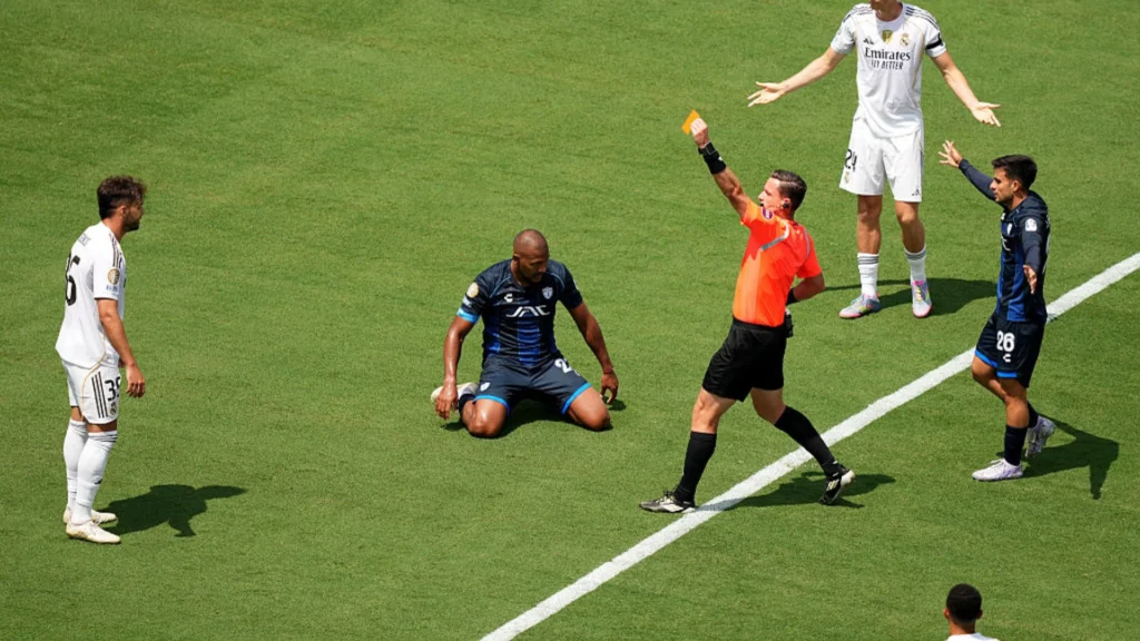 Torcedores criticam Asencio após expulsão no jogo do Real Madrid