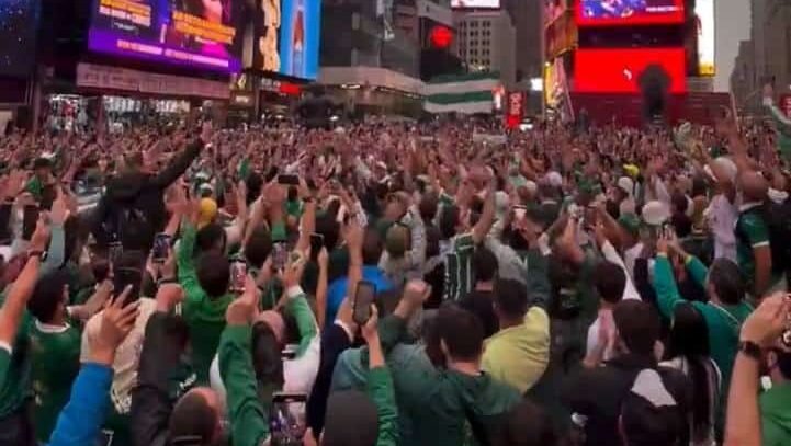 Torcida do Palmeiras faz festa na Times Square