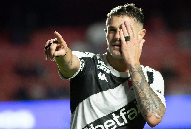 Vegetti sobe na artilharia do Vasco no século