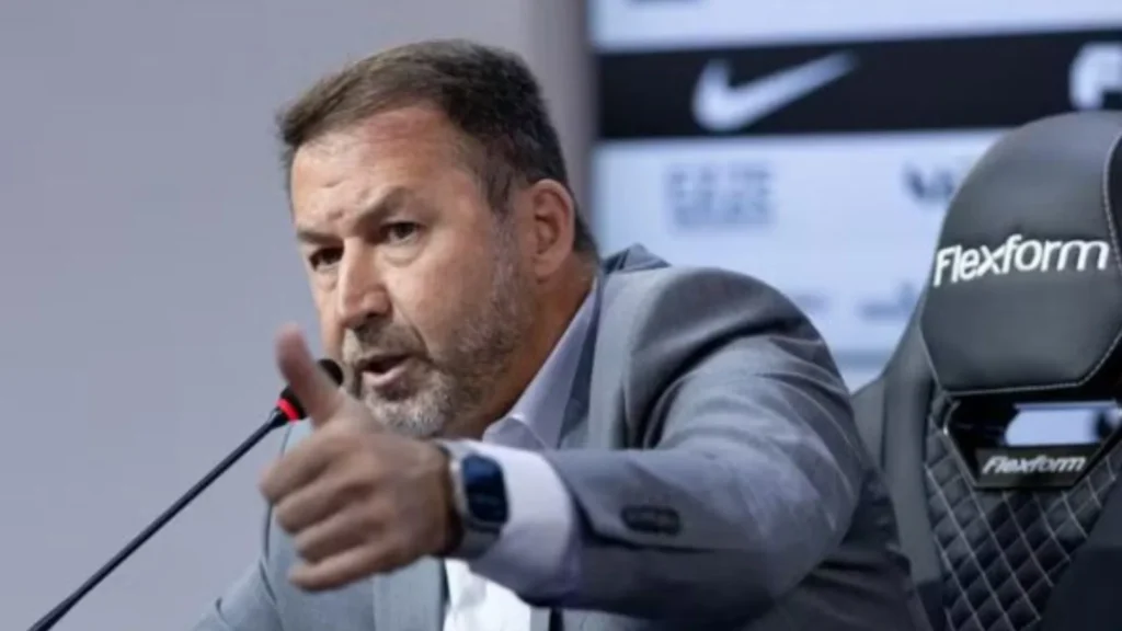 Vice do Corinthians chama gestão de Augusto Melo de ‘baderna’