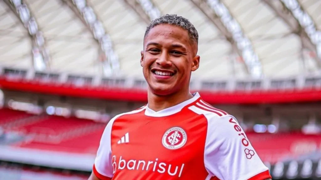 Vitinho deve renovar com Internacional, mas depende da FIFA