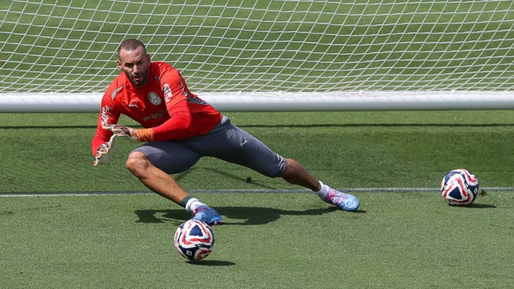 Weverton cita experiência do Al-Ahly e manda recado