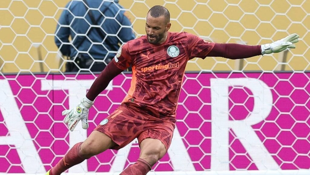 Weverton relata "gosto meio amargo" após empate com o Porto