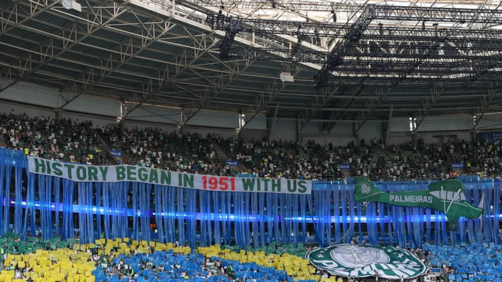 torcida faz festa no CT antes do Mundial de Clubes
